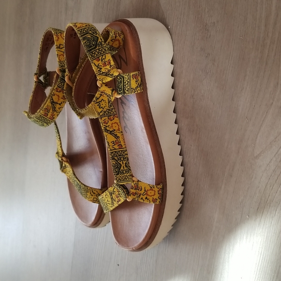 Zodiac Bria Wedge Sandal - Picture 7 of 13